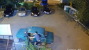 В Воронеже парень поджег неправильно припаркованную «копейку» соседки с помощью фейерверка — полиция показала видео