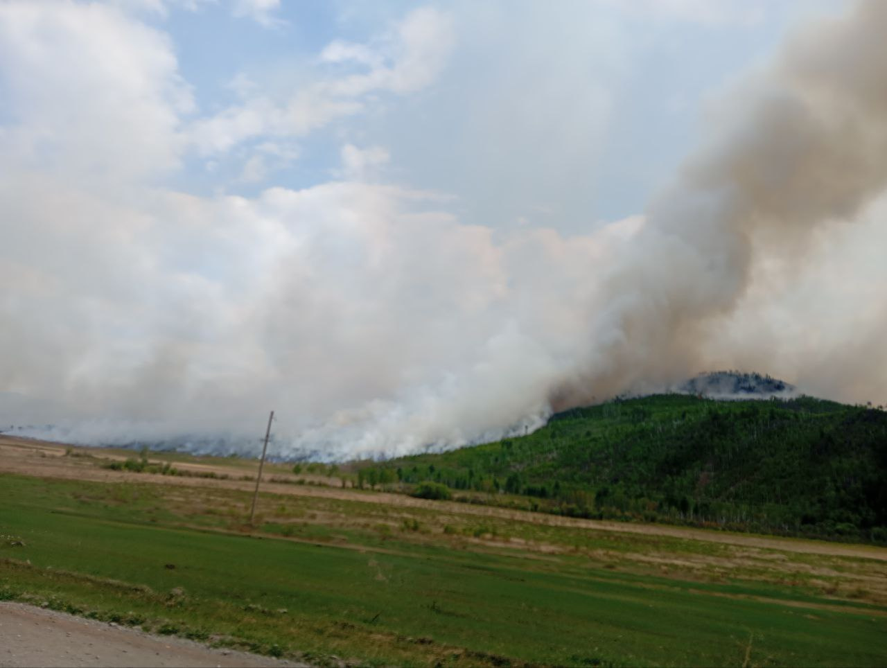 Пожар бушует возле Калги в Забайкалье