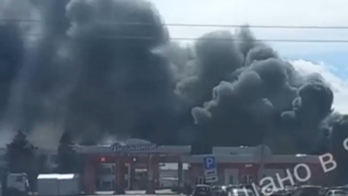 На территории птицефабрики в Ярославской области вспыхнул пожар. Видео