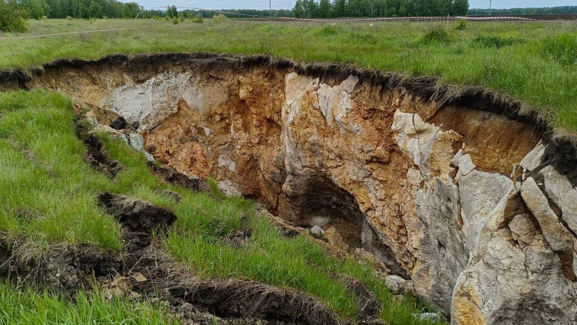 «Ушла куда-то далеко»: на Южном Урале треснула земля, образовалась расщелина