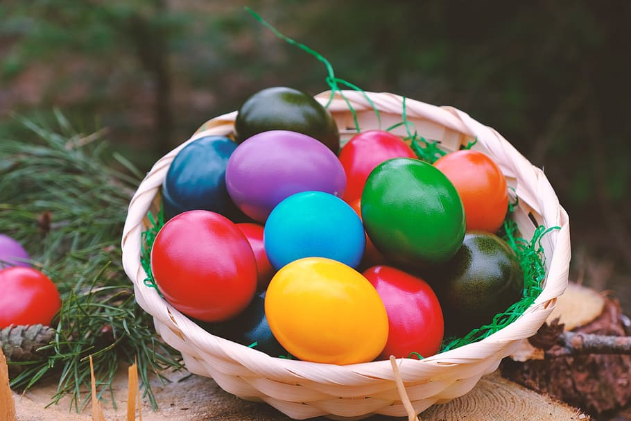 Красить яйца можно магазинными красками, а можно выбрать натурпродукт