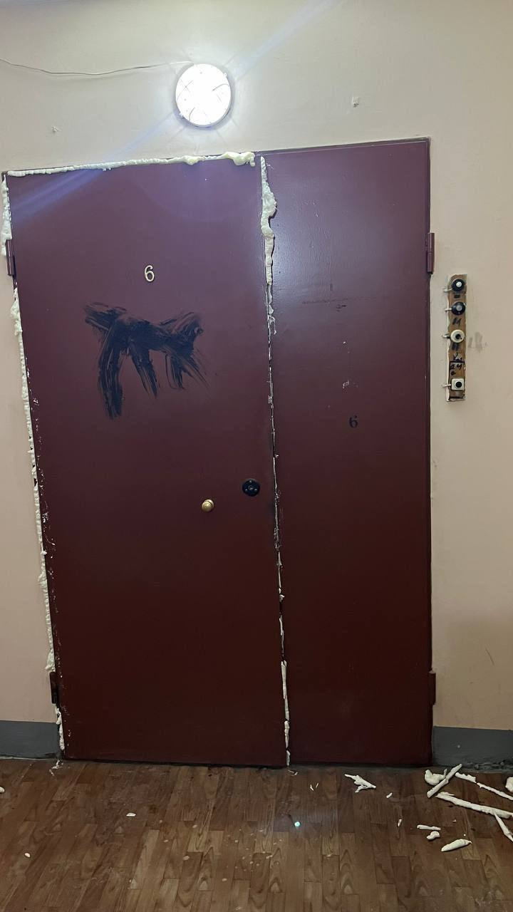 Залитые пеной двери в квартиры военкоров в Петербурге стали уголовным делом по двум статьям