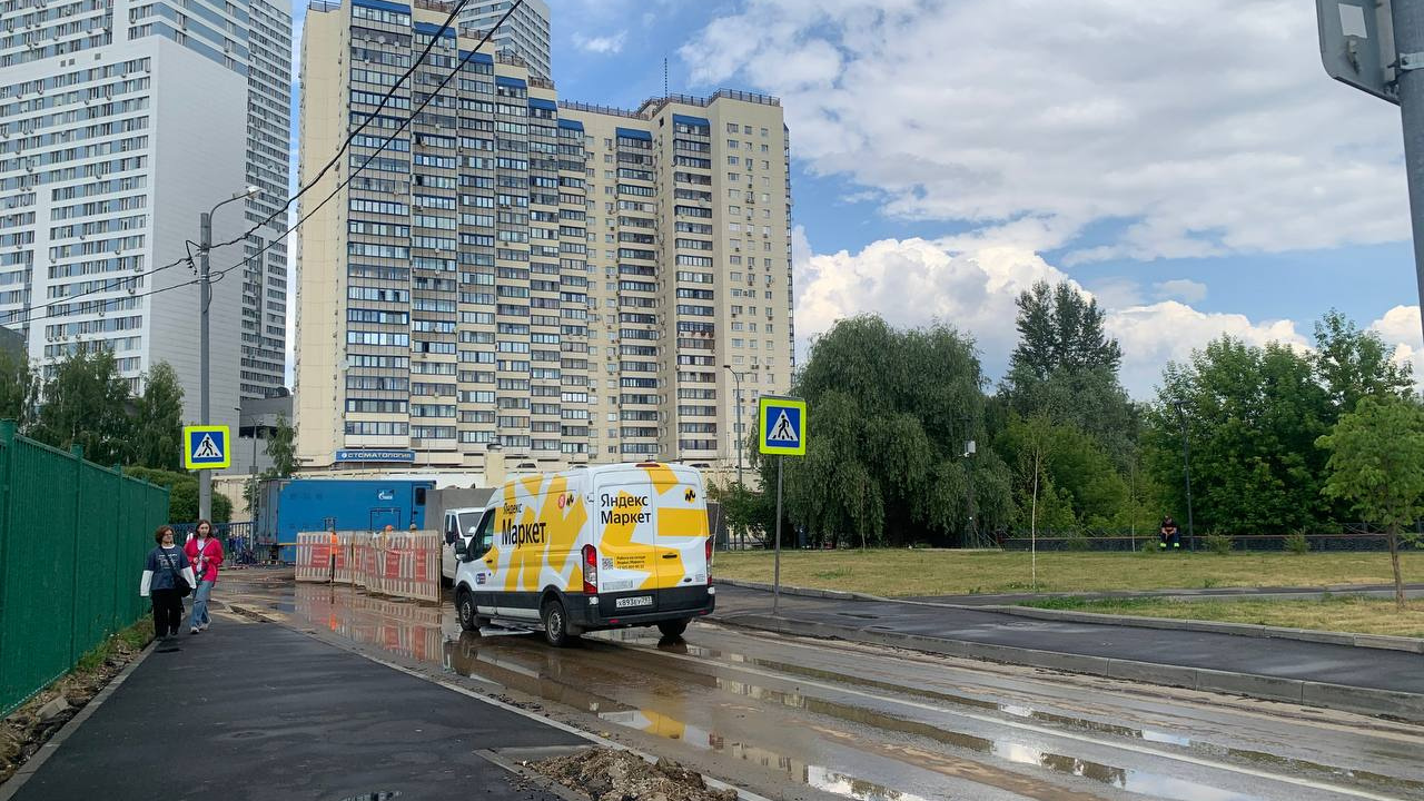 Улицы залило грязным кипятком. На юге Москвы прорвало трубу с горячей водой