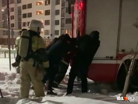В Екатеринбурге пожарная машина застряла в снегу, пробираясь к месту ЧП. Видео