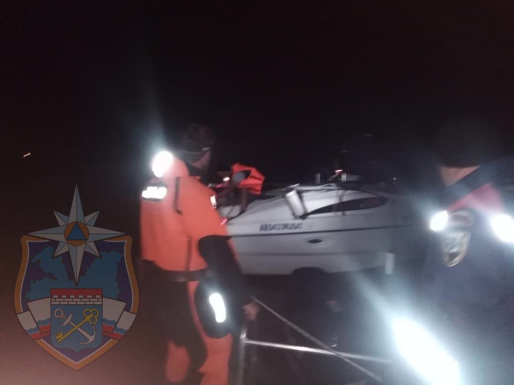В Ладожском озере спасали людей с потерпевшего бедствие катера