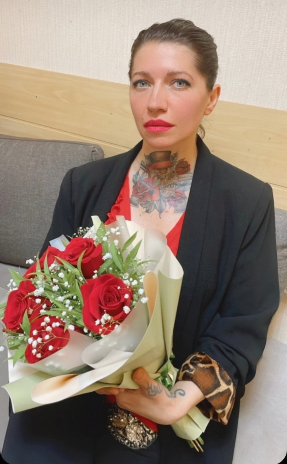 На день рождения Дима с курьером смог передать Лене подарок — букет цветов