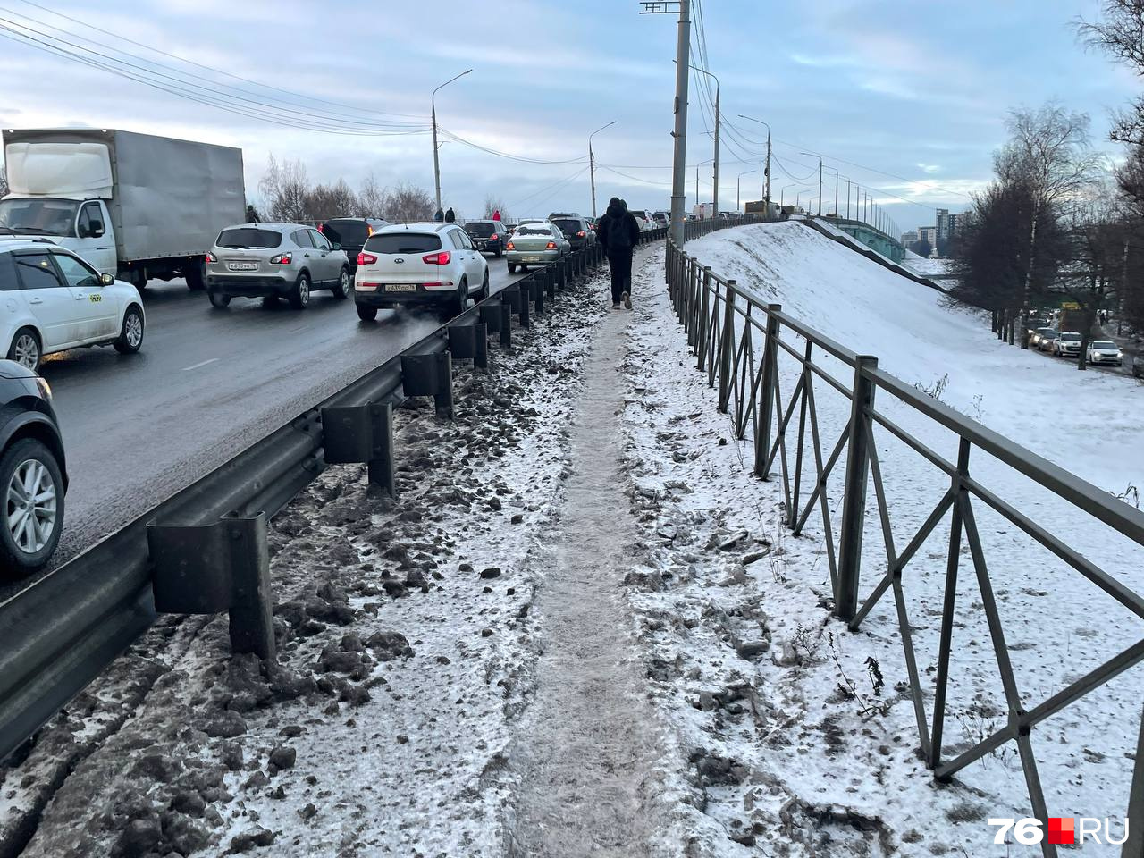 Полтора часа доехать не можем»: движение за Волгой парализовало в сторону  центра. Почему | 29.11.2023 | Ярославль - БезФормата