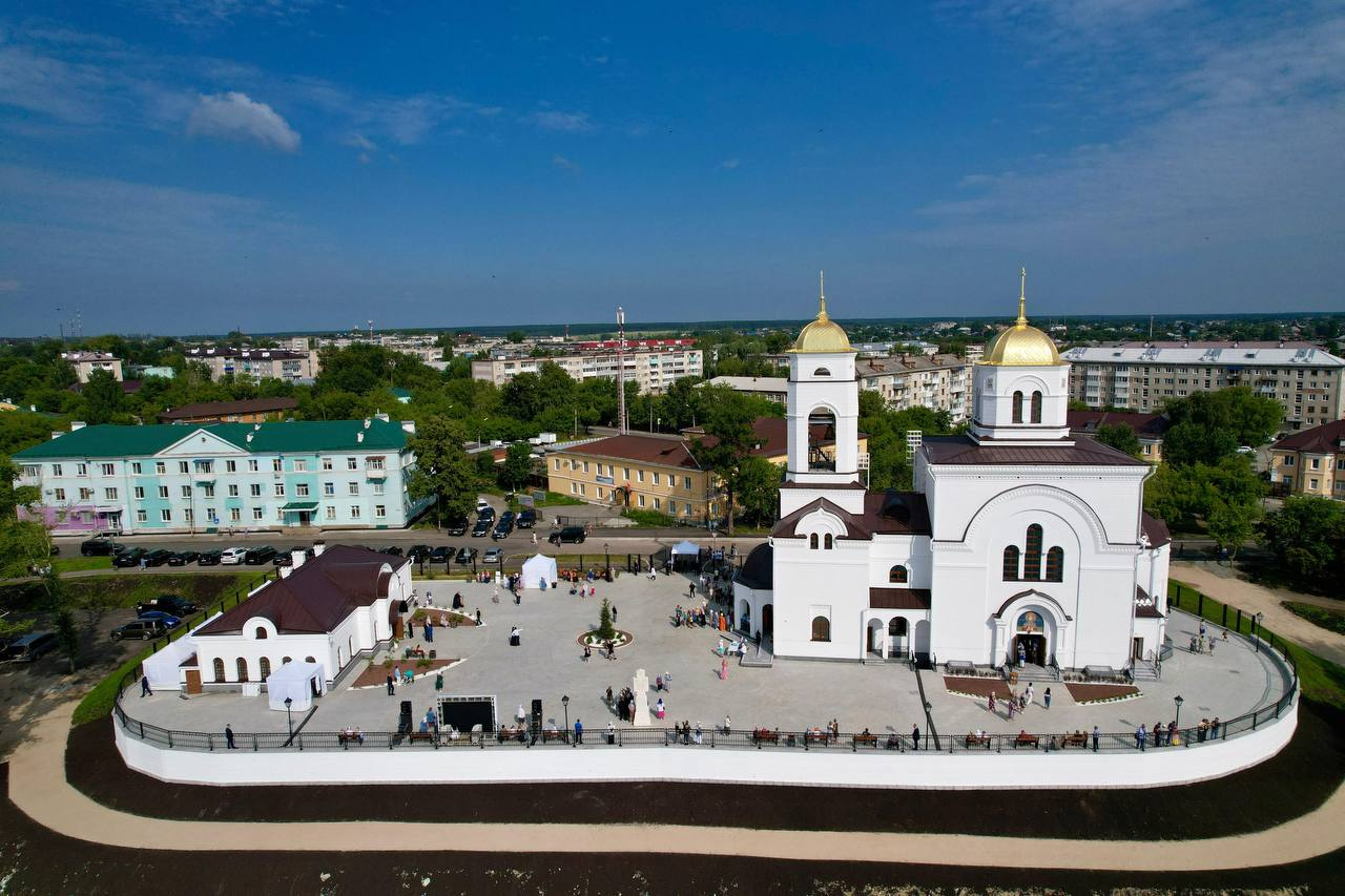 Как с картинки! В городок на Урале съехались 3 тысячи человек — там открыли новый храм