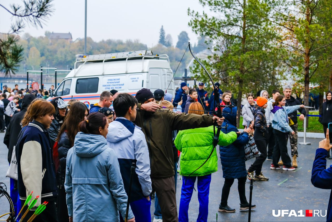 Участникам предлагали даже пострелять из лука