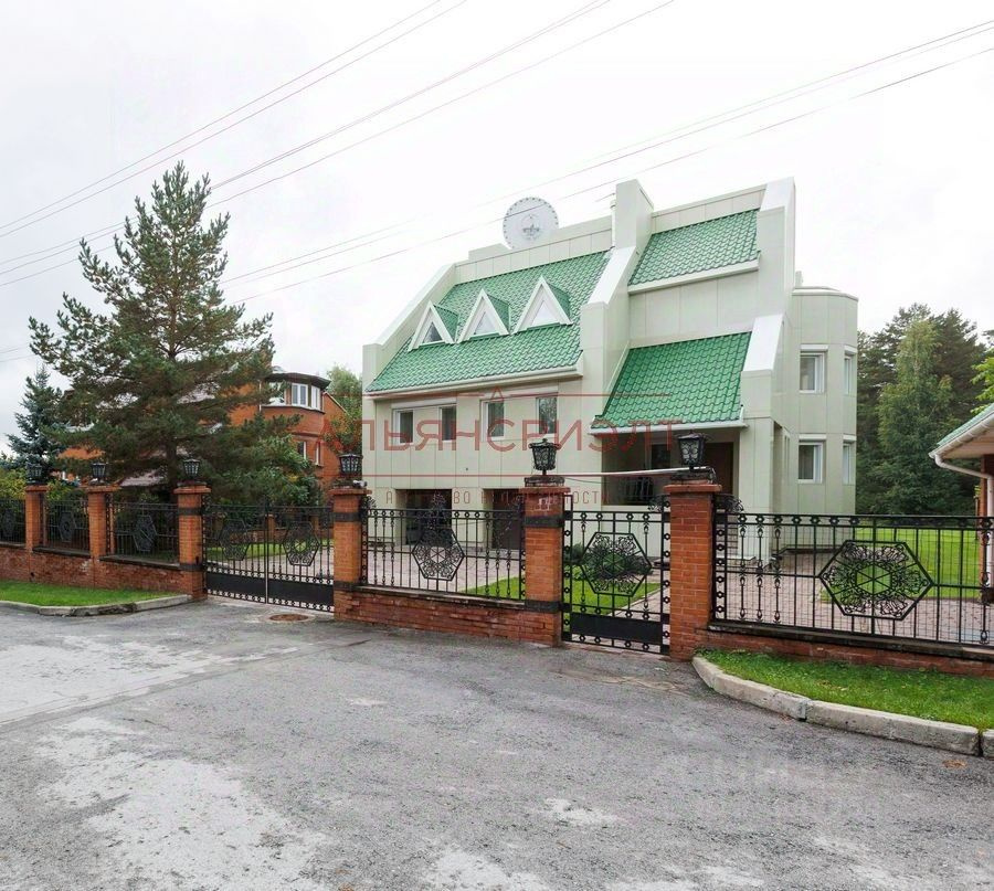В домике с зеленой крышей обстановка в духе классицизма В домике с зеленой крышей обстановка в духе классицизма