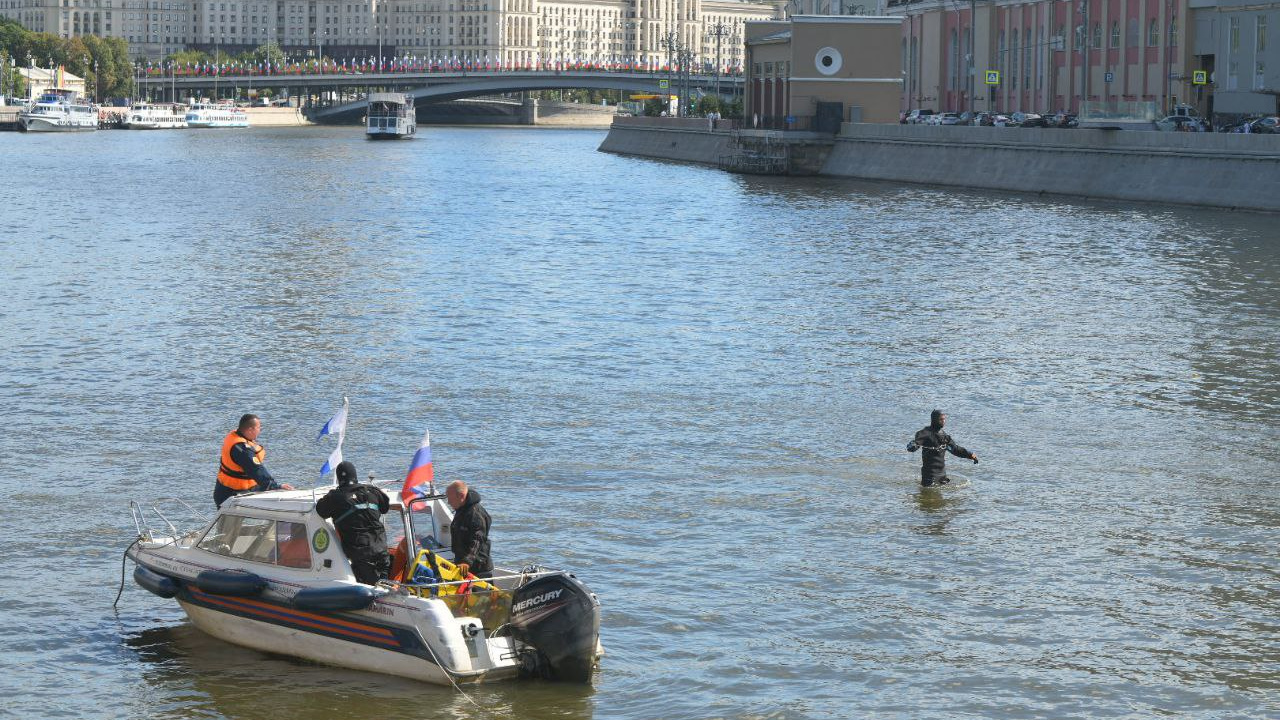 Водолазы исследуют дно, туристы ждут экскурсию по Москве-реке. Что происходит у моста, где нашли тело погибшего диггера