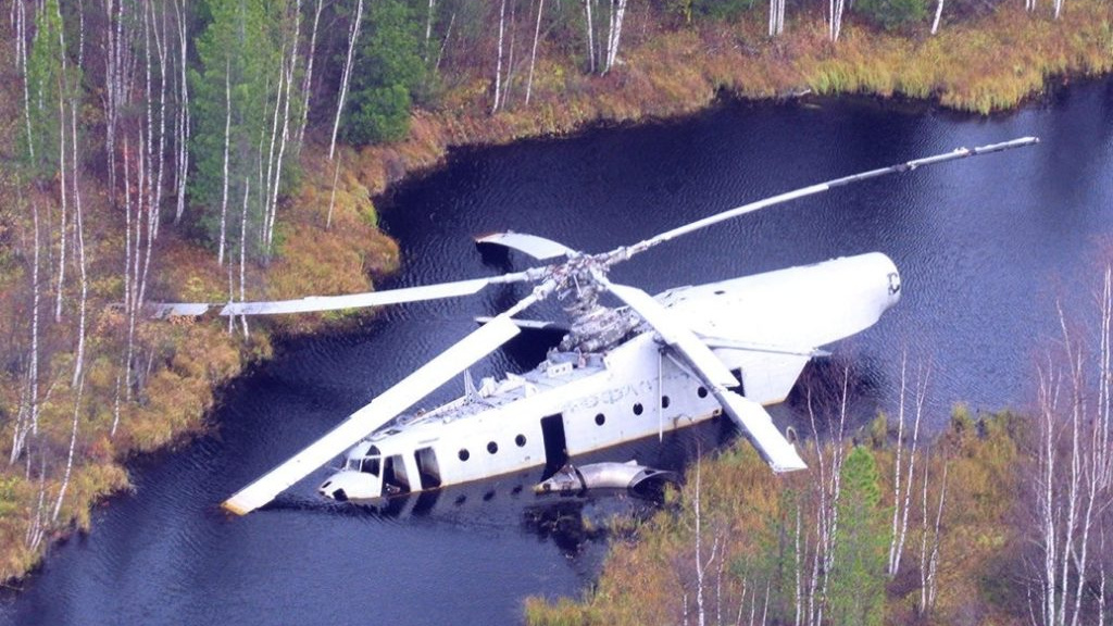 40 лет в болотах. Недалеко от ХМАО лежит вертолет, потерпевший катастрофу, и его никто не забирает