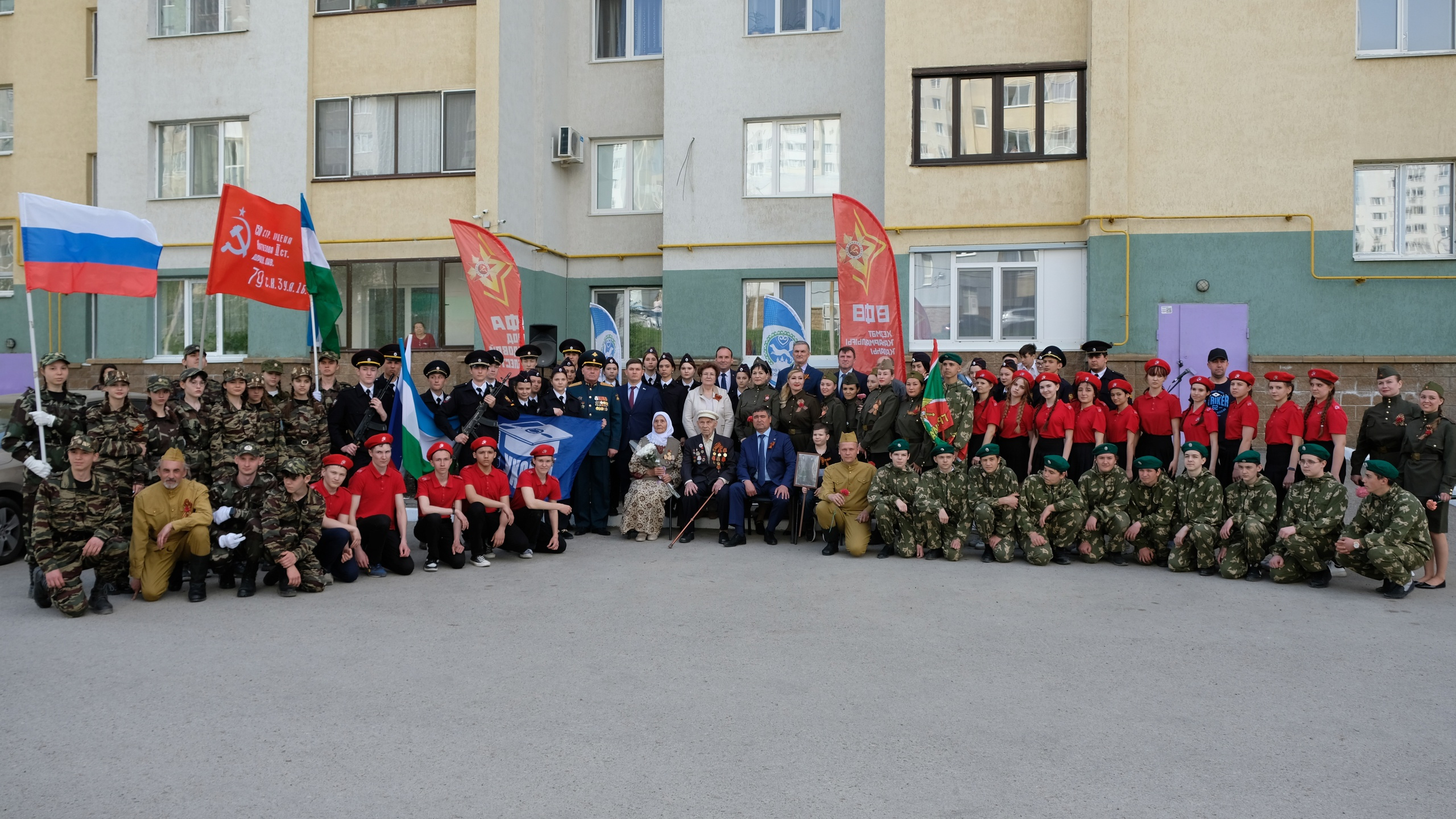 У дома ветерана было многолюдно