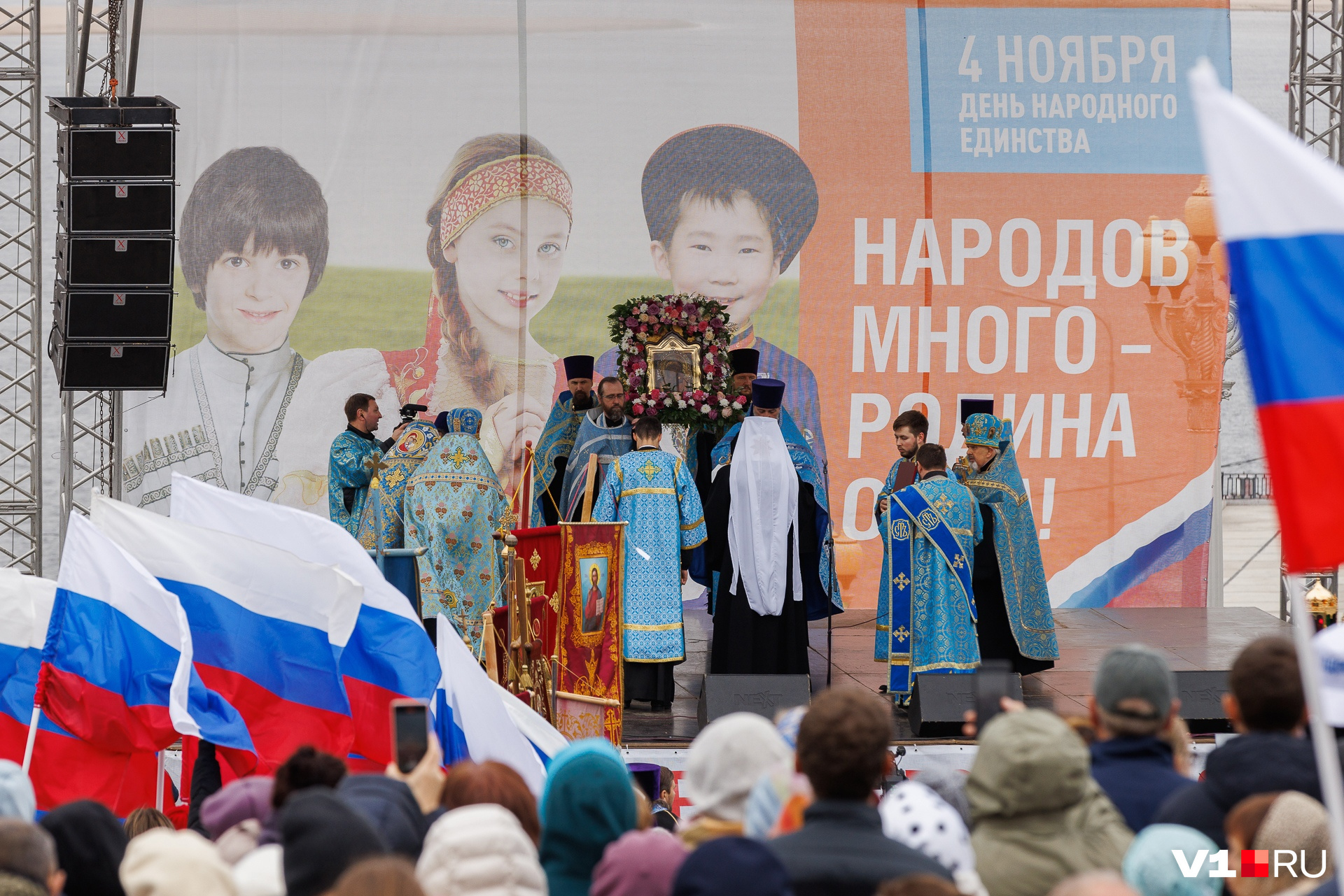 Казанскую икону Божьей Матери внесли прямо на сцену Казанскую икону Божьей Матери внесли прямо на сцену