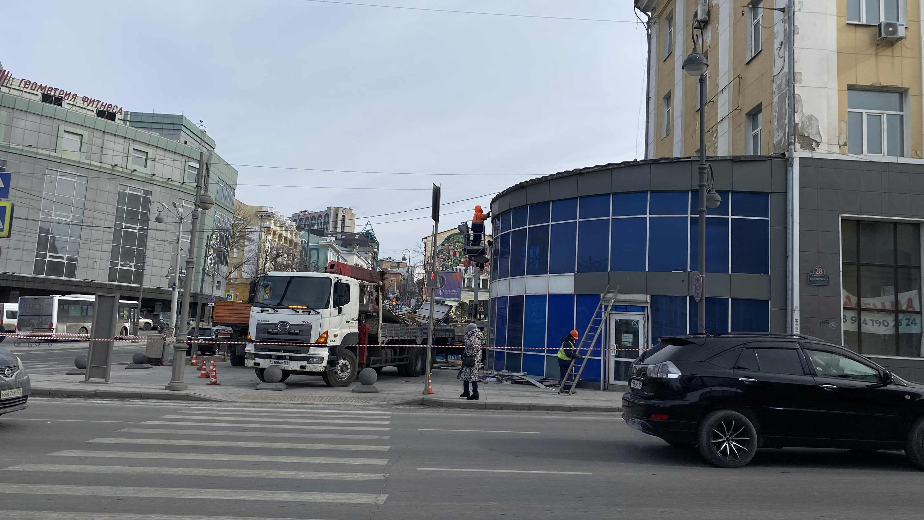 В центре Владивостока сносят символ нулевых — здание «Евросети»