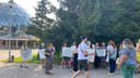 Толпа с плакатами собралась в центре Новосибирска — чего требуют врачи и их пациенты