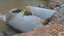 Несут цветы к трубам. Стихийный мемориал появился на месте гибели двух мальчиков в Приморье