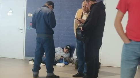 «Оплачен отель. Недешевый»: пассажиры «Победы» ждут вылета из Челябинска в Москву 8 часов. Кто-то — лежа на полу