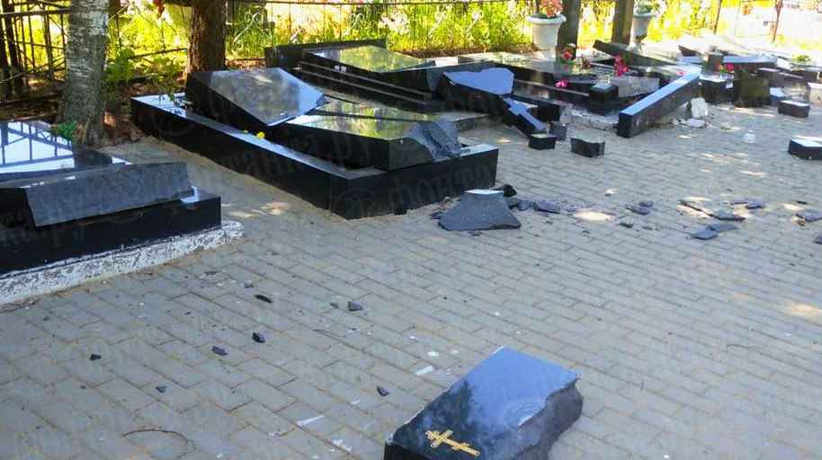 На кладбище под Петербургом неизвестные разбили надгробия на могилах цыган