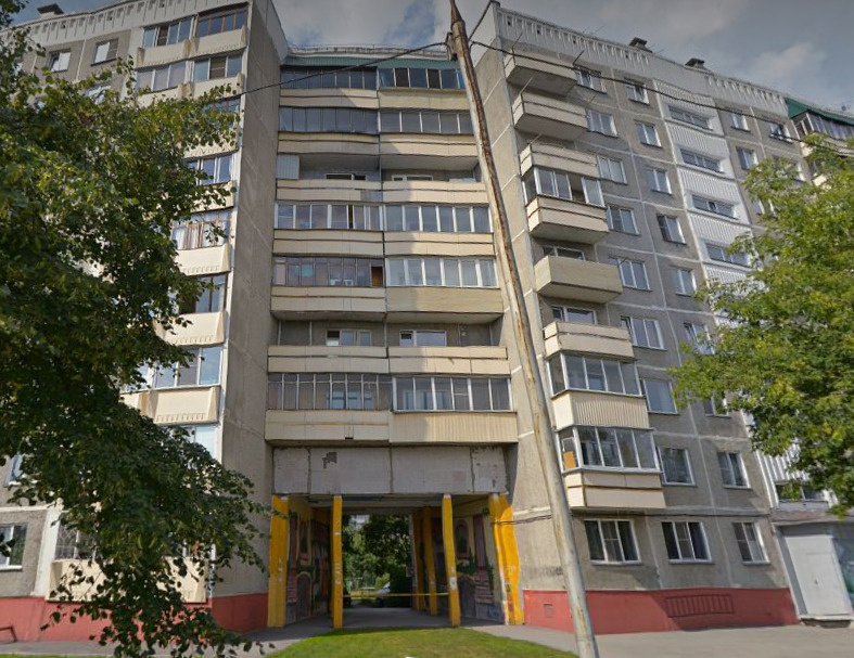 У полукруглого домика на улице Саввы Кожевникова есть примечательная арка с подпорками и граффити У полукруглого домика на улице Саввы Кожевникова есть примечательная арка с подпорками и граффити
