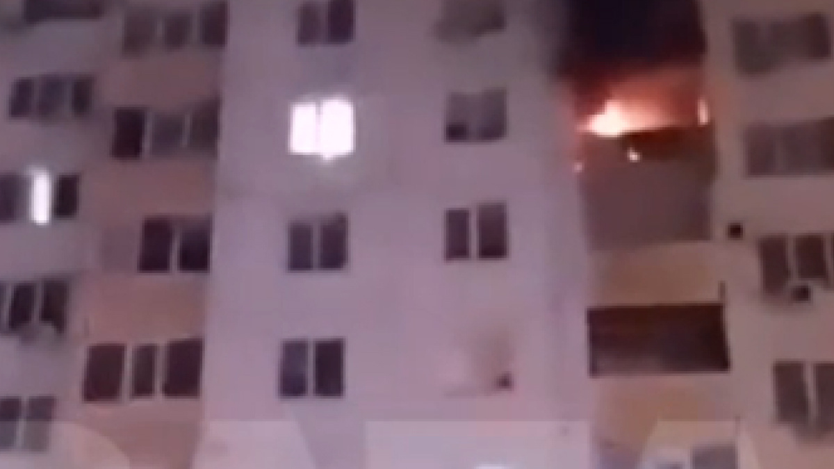 Группа беспилотников атаковала Воронеж. Начался пожар, ранен ребенок: видео