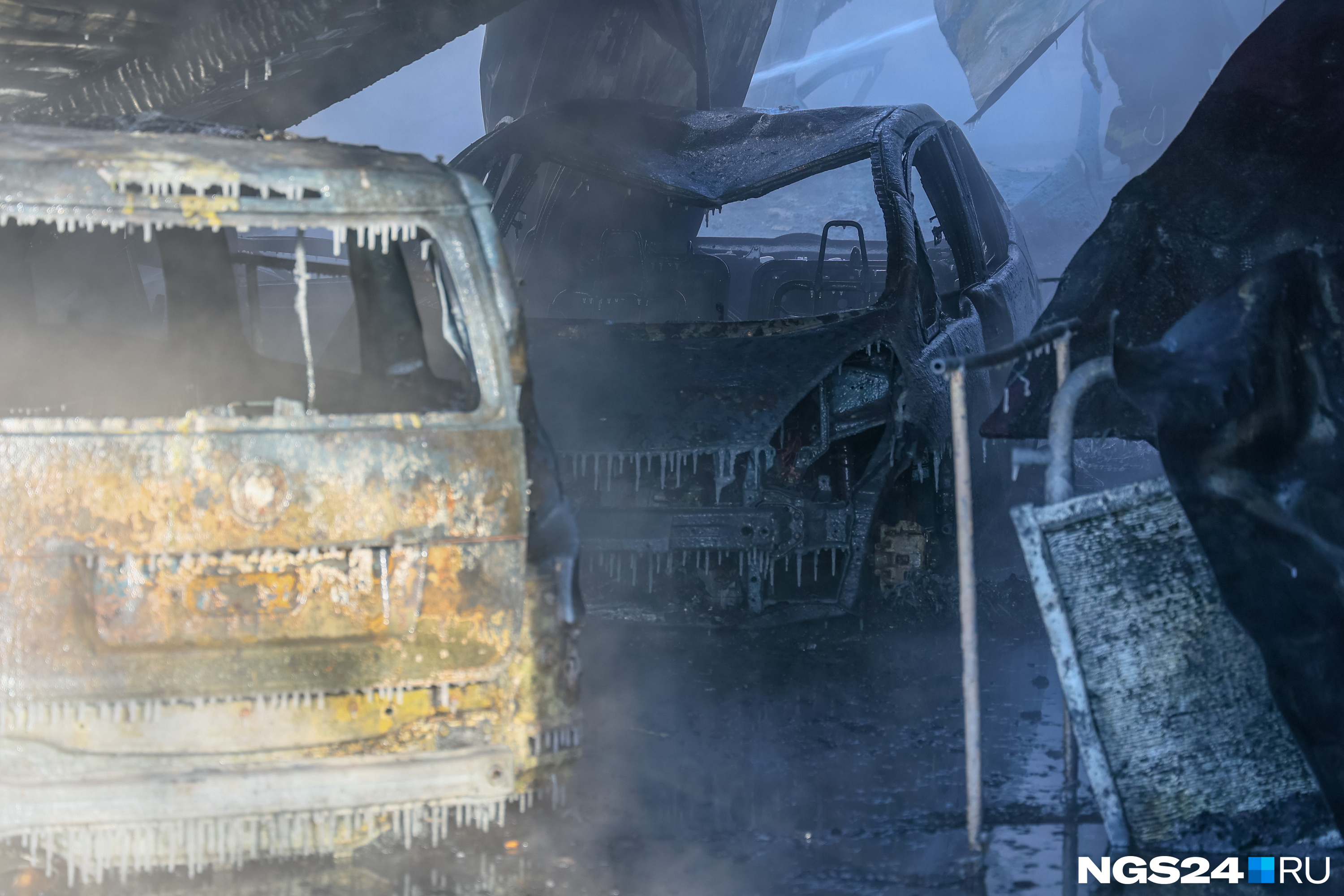 Внутри автосервиса стояли автомобили. К сожалению, спасти их не удалось Внутри автосервиса стояли автомобили. К сожалению, спасти их не удалось