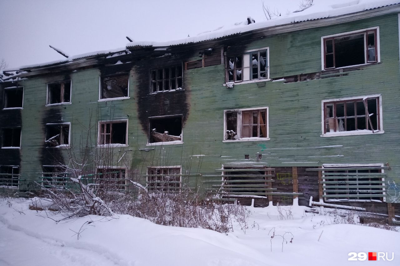 Дом № 172 к. 3 стоит расселенным с 2019 года. Здесь уже случались пожары