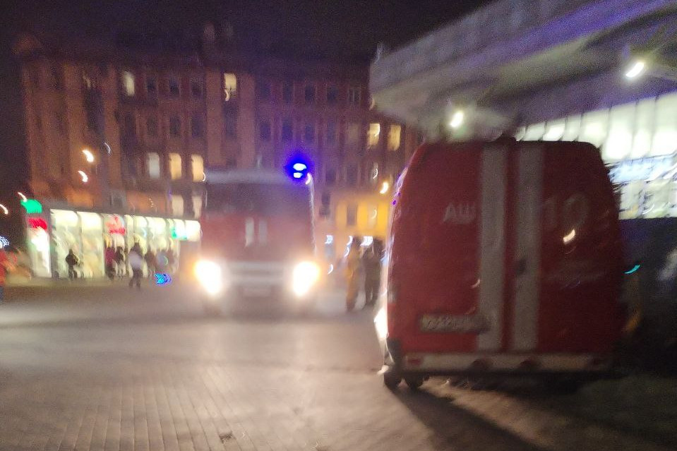 Пожарные автомобили возле станции метро «Чкаловская»