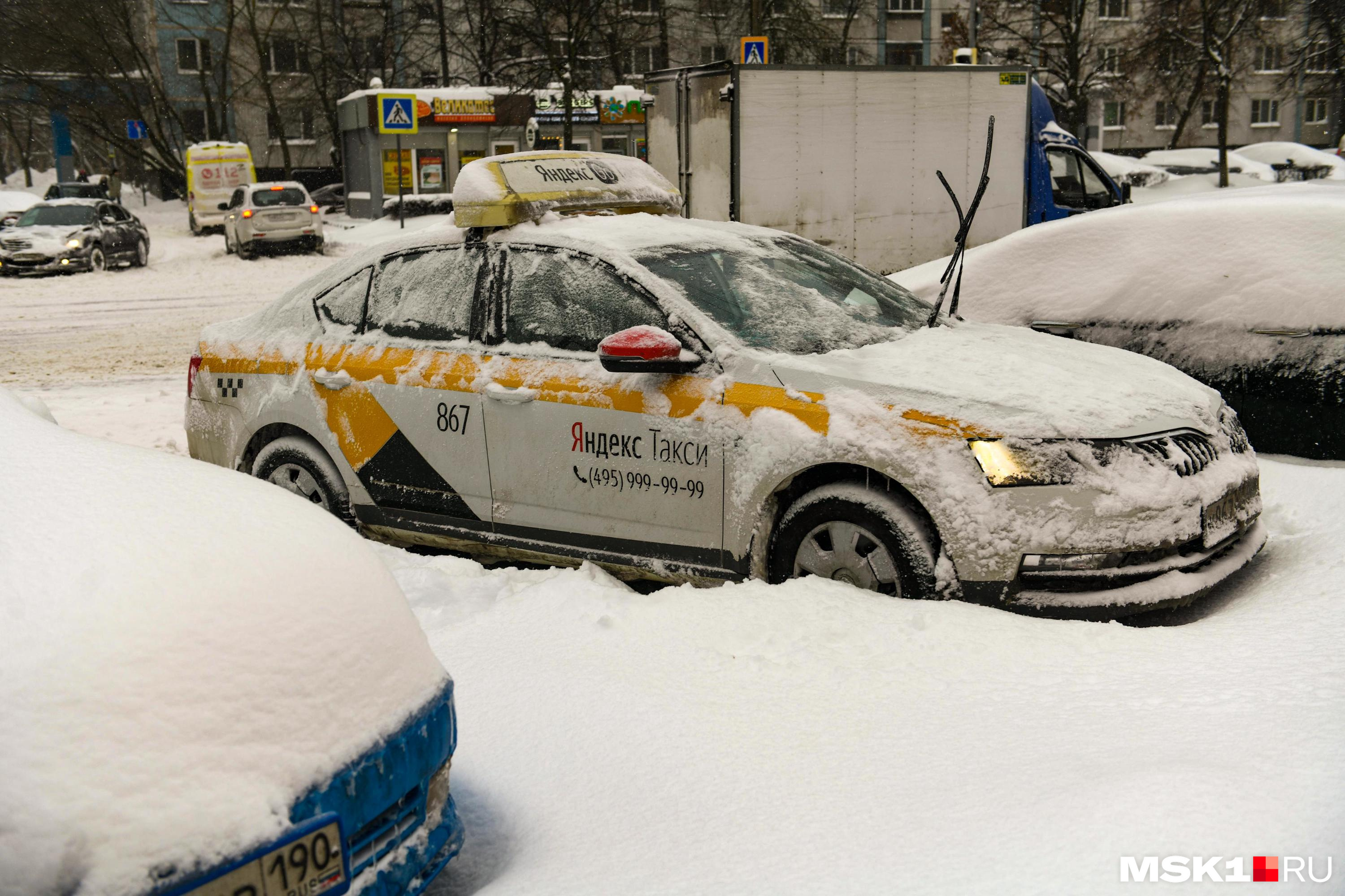 Цены улетели в космос! Из-за адского снегопада в Екатеринбурге резко подорожало такси