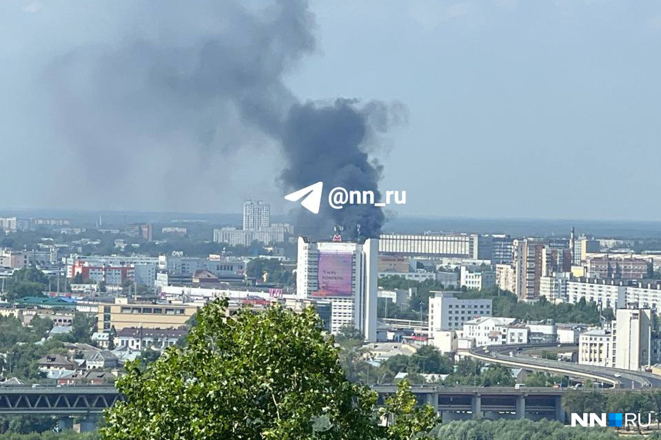 Мощный пожар в Нижнем Новгороде: столб черного дыма виден со всего города — видео
