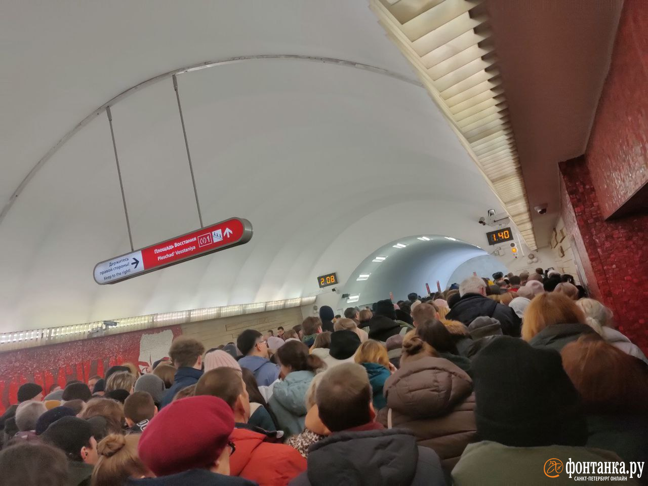 Яблоку негде упасть. Плотная толпа скопилась на станции метро «Маяковская» в Петербурге