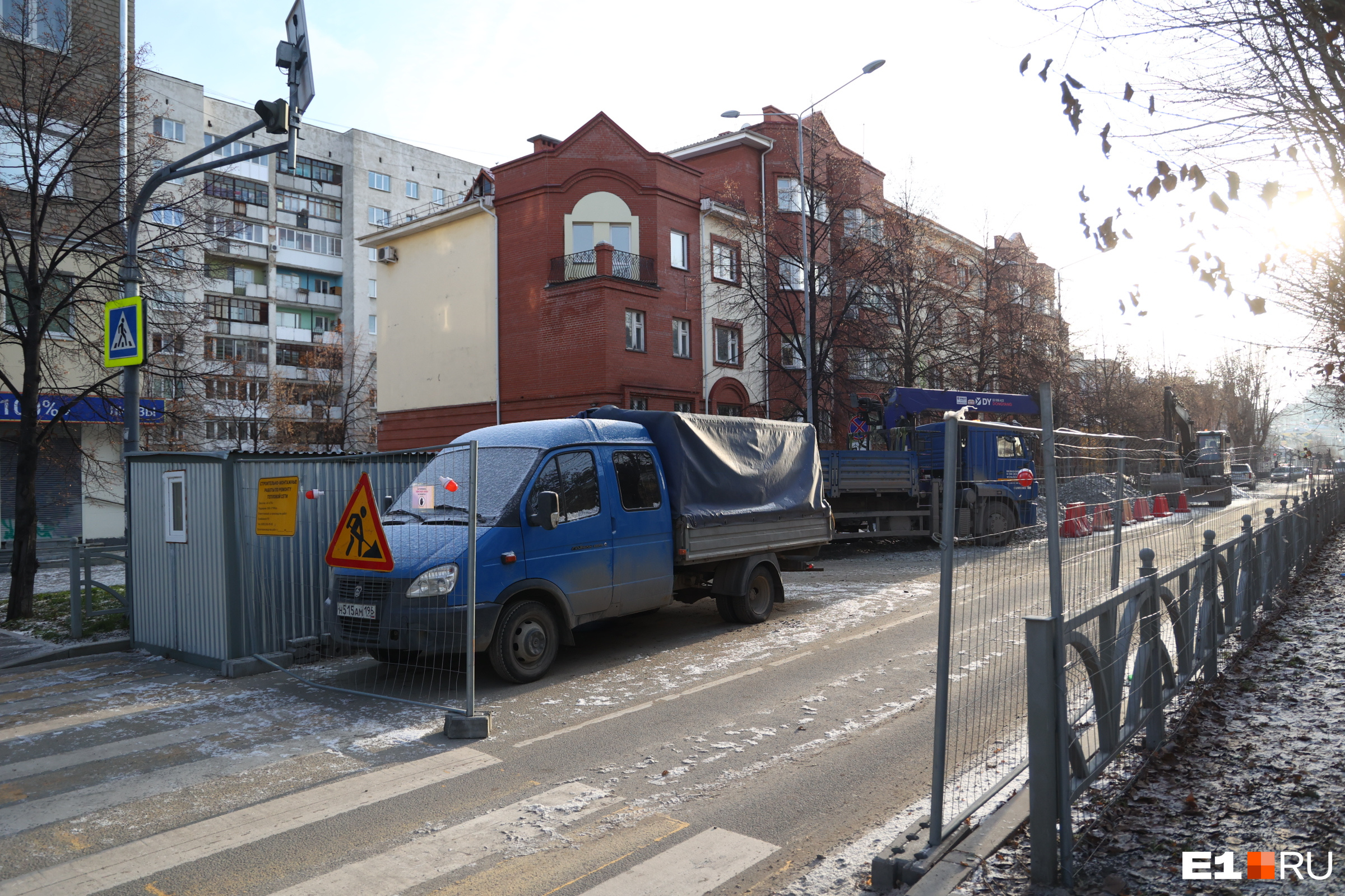 В Екатеринбурге с опозданием открыли улицу, из-за которой в центре собирались огромные пробки