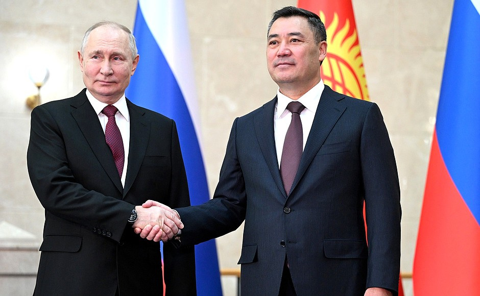 Первая в этом году зарубежная поездка Путина: о чем российский президент говорил в Бишкеке