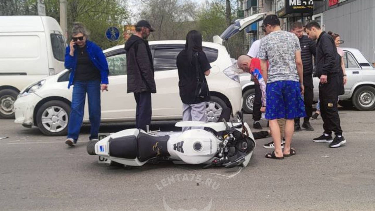 Мотоциклист попал в ДТП в Чите. Его увезли на скорой