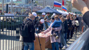 Гигантская очередь за кашей выстроилась на главной площади Владивостока