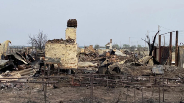 «Сгорело всё, даже семейные фото»: власти оставили на улице бабушку из уничтоженного огнем Юлдуса