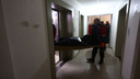 Детей, просидевших три дня в квартире на Эльмаше с мертвыми родителями, заберут родственники