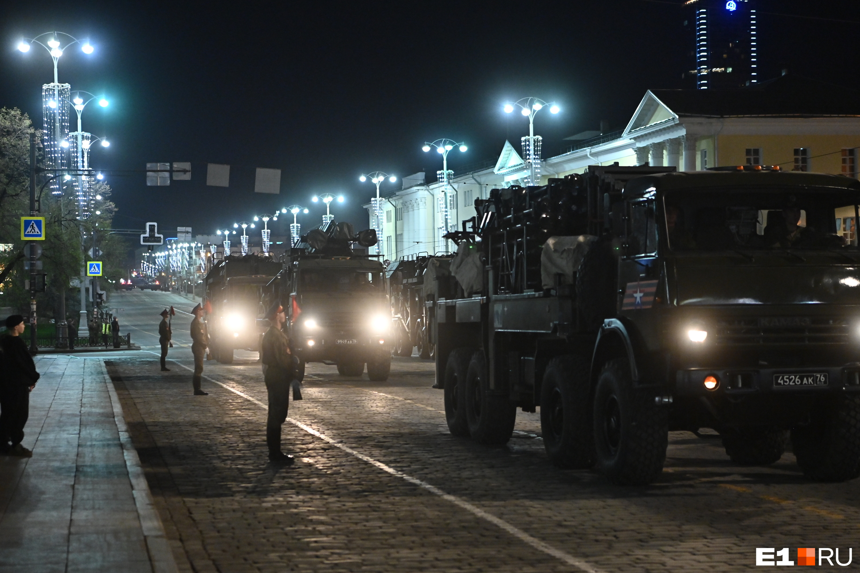 Девушки в форме и военная техника: показываем ночную репетицию парада Победы в Екатеринбурге