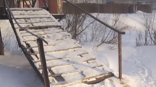 Житель Новоалтайска пожаловался на разрушенный мост — в мэрии пообещали всё починить