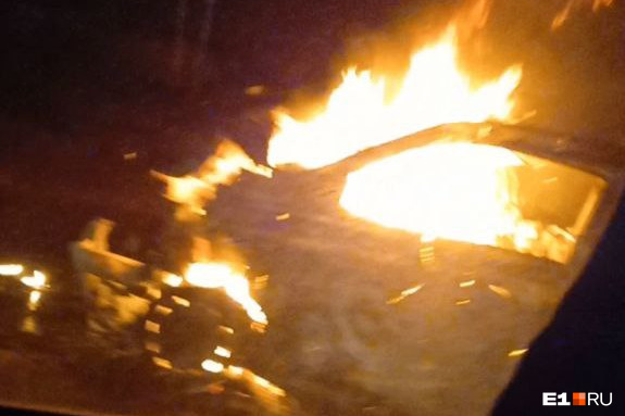 «Остался только железный каркас»: на Урале столкнулись два авто, одна машина сгорела. Есть пострадавшие