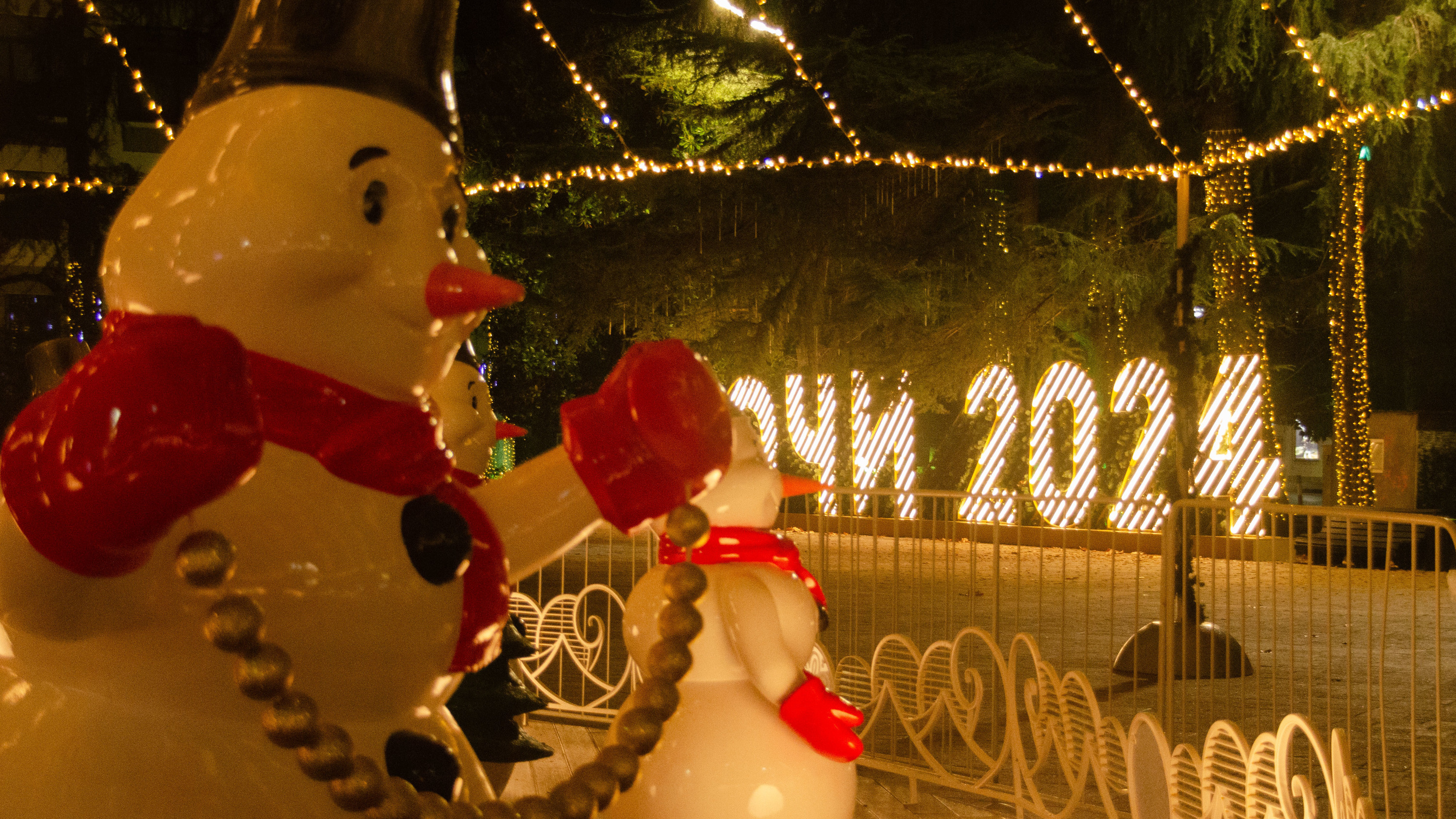 Выкручиваемся, как можем: жители Сочи рассказали, как отмечают Новый год без снега и рождественской атмосферы