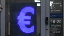 «Курс меняется по пять раз дню». Что происходит в столичных банках после прекращения торгов долларом и евро на Мосбирже
