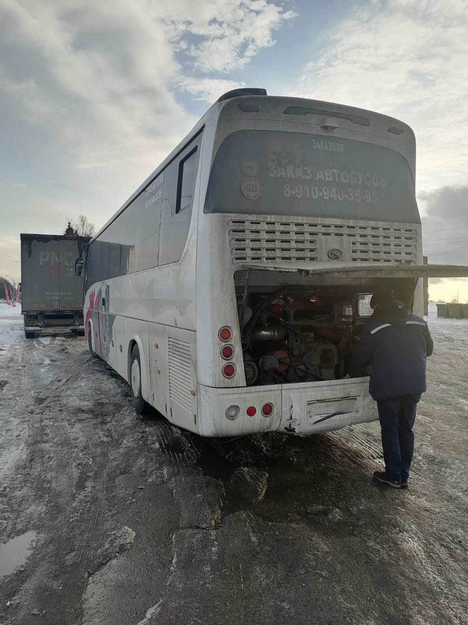 Автобус, в салоне которого были дети, получил удар в заднюю часть