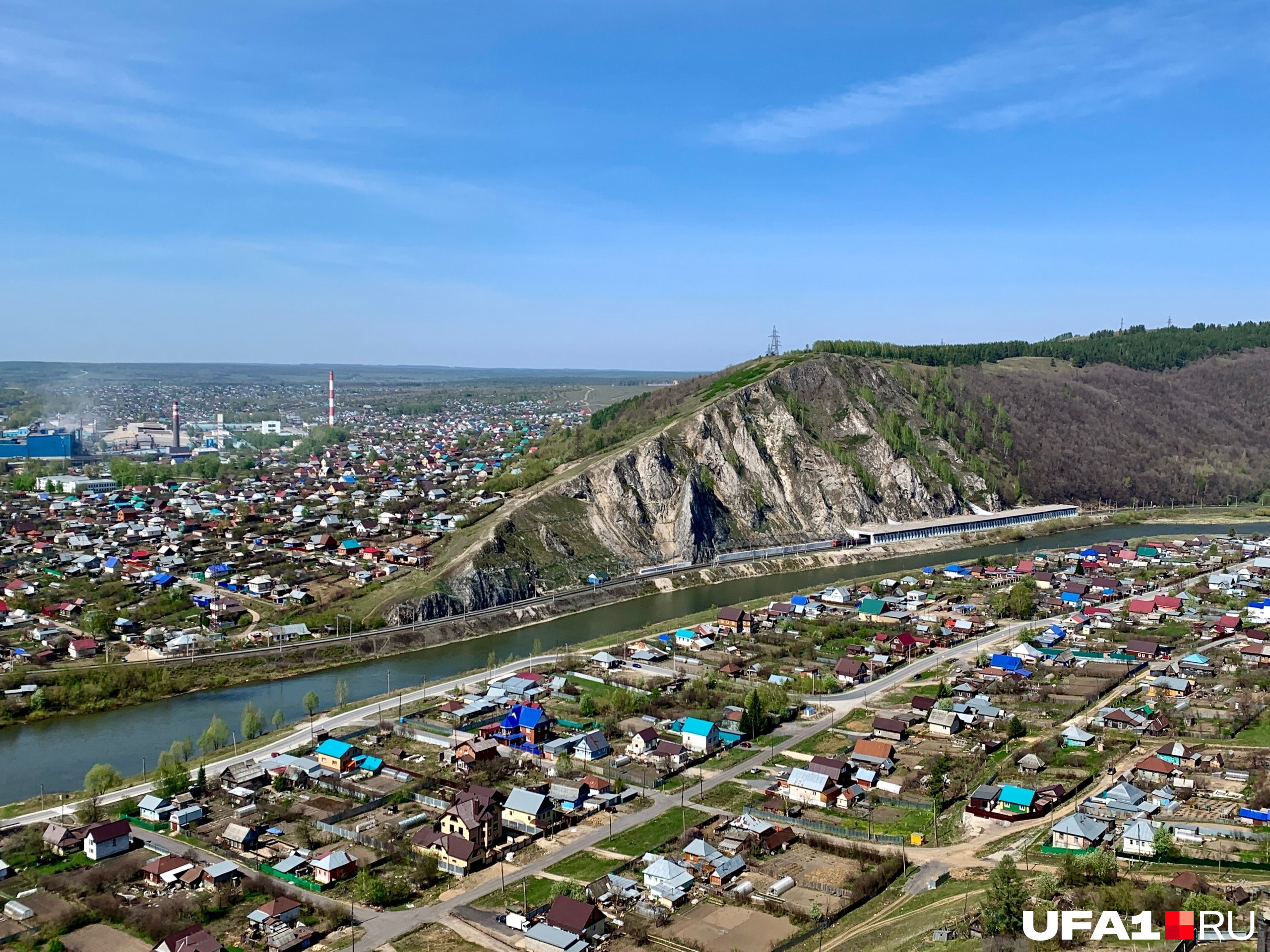 Под той горой построили тоннель, чтобы порода не обваливалась на поезда