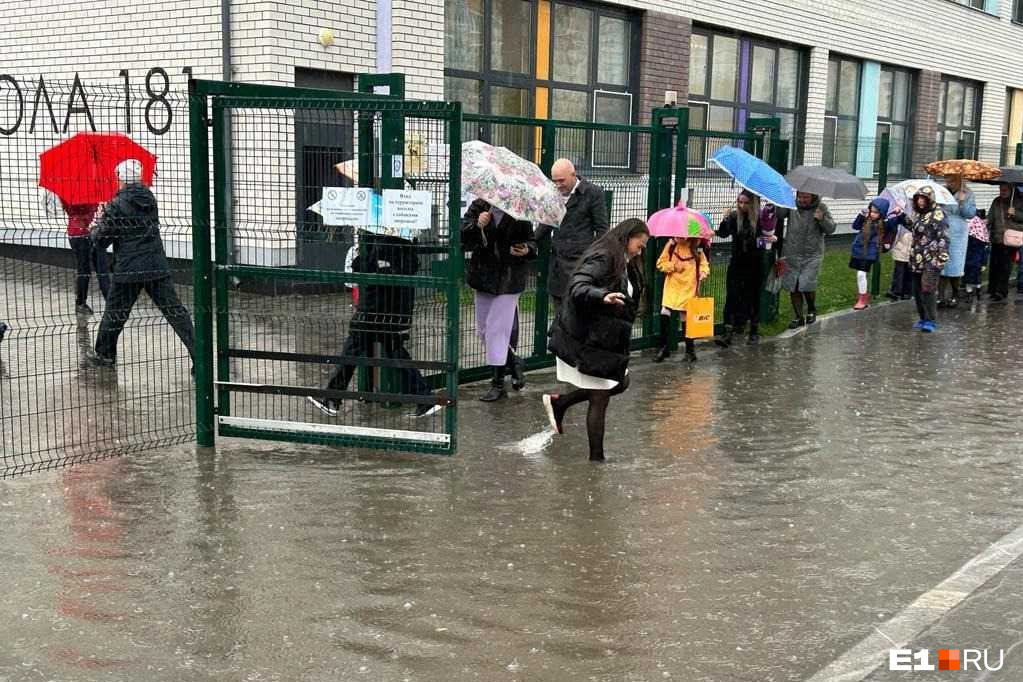 «Дети мокрые до трусов». Стало известно, когда уже в Екатеринбурге закончится дождь