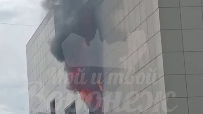 В Воронеже загорелся торговый центр