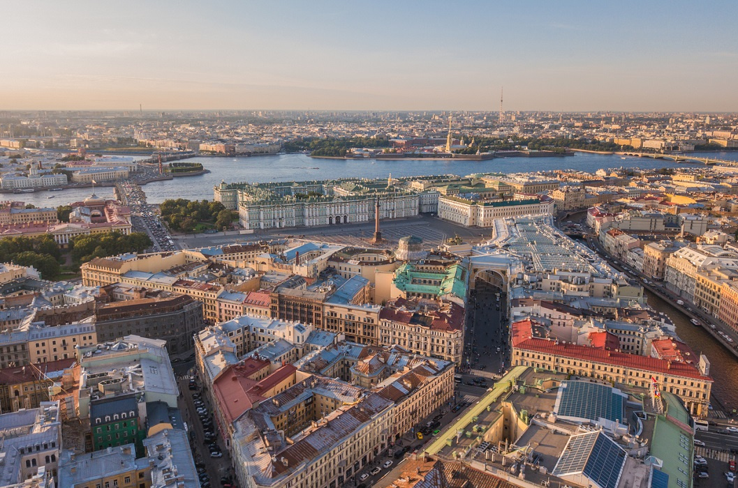 Санкт петербург открывается. Дворцовая площадь в Санкт-Петербурге вид сверху. Дворцовая площадь вид сверху. Дворцовая площадь сверху фото. Зимний дворец вид сверху фото.