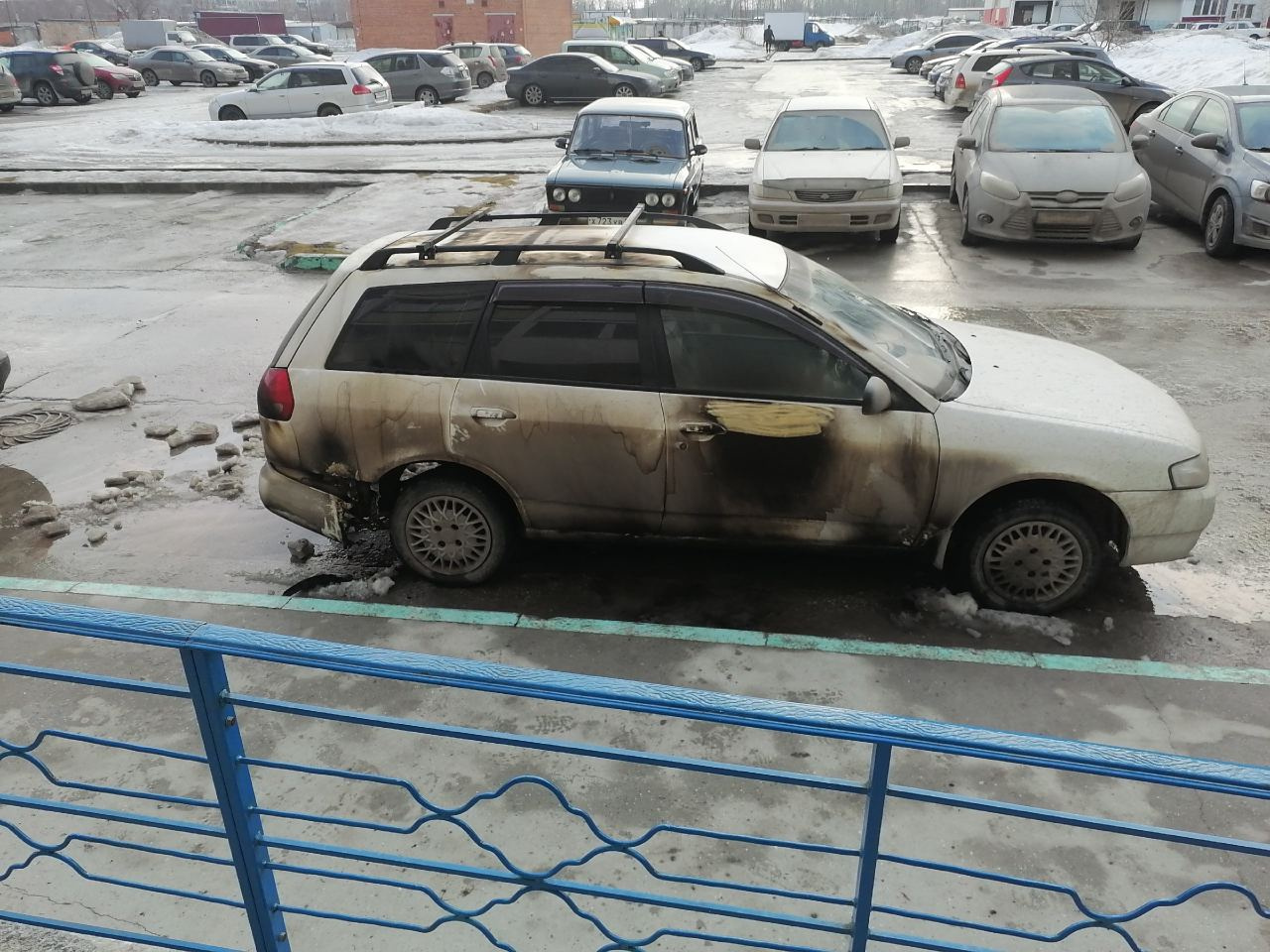 Неизвестный поджег белый Nissan и скрылся на Первомайке. Момент поджога попал на видео
