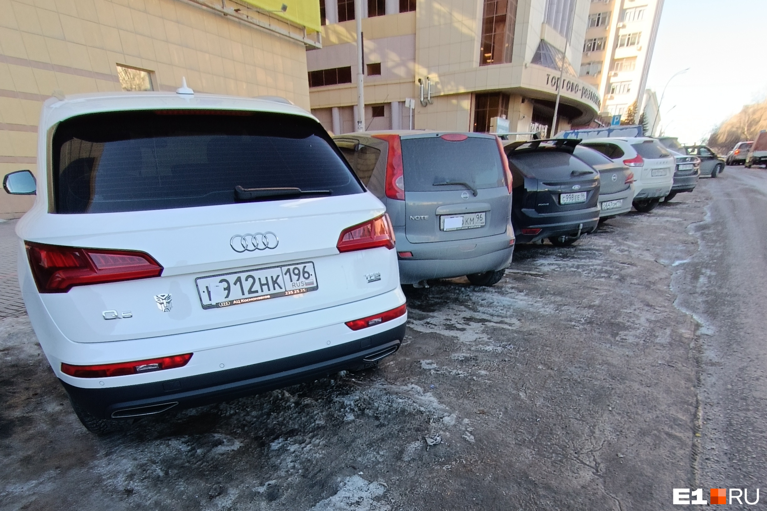 Центр Екатеринбурга оккупировали богачи-жлобы. У водителей Audi и BMW не нашлось 30 рублей на парковку