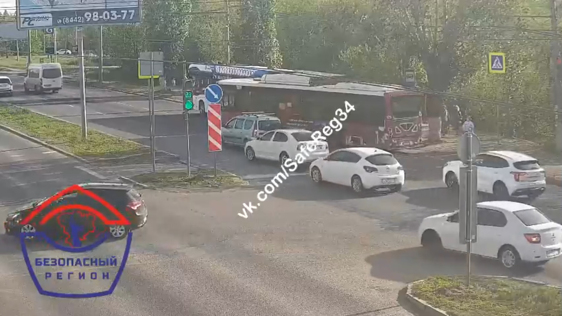В Волгограде водитель автобуса спровоцировал массовую аварию на Второй продольной — видео